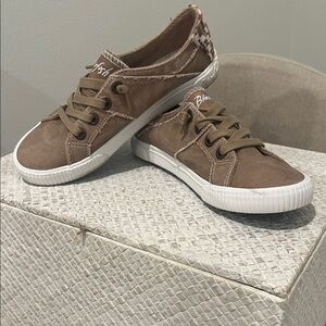 Blowfish Women's Tan Sneakers with White Soles  NWOT